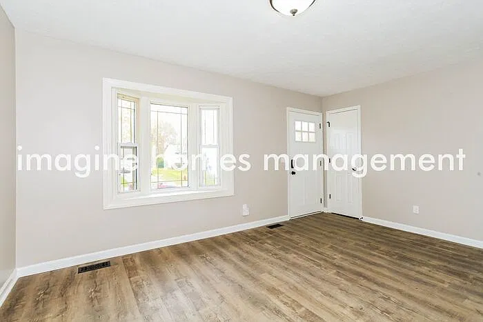3 bed, 1.0 bath, 900 sqft, $1,959 — Photo 2