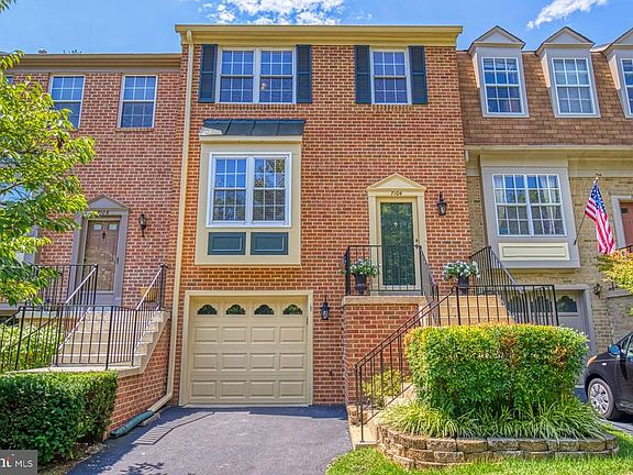 Hunter Village neighborhood of Daventry Community