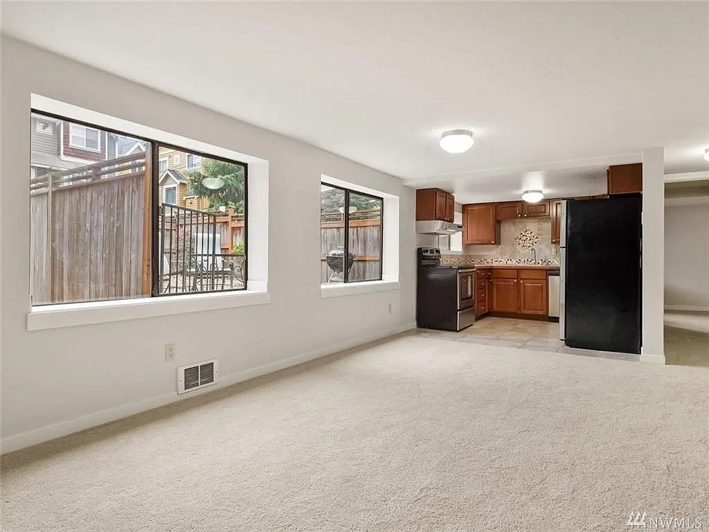742 N 94th St — Photo 3