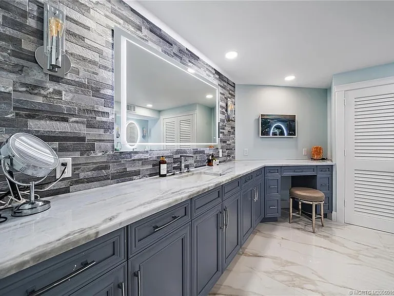 669 NE Plantation Rd #201 — Photo 26