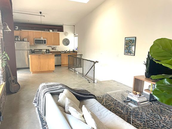 4th image of 2255 Bush St APT 1