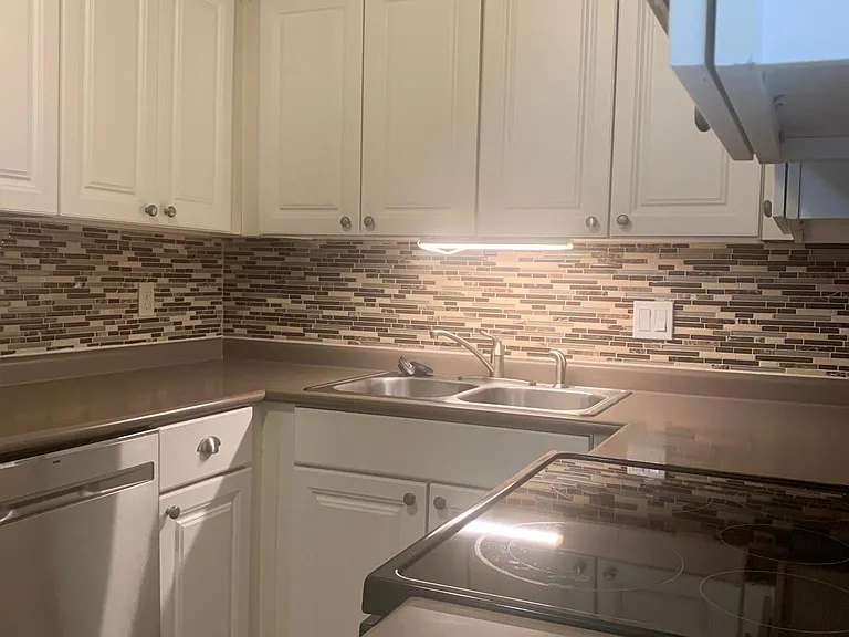 487 Dickinson St — Photo 7
