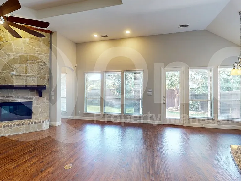 901 Colby Dr — Photo 5