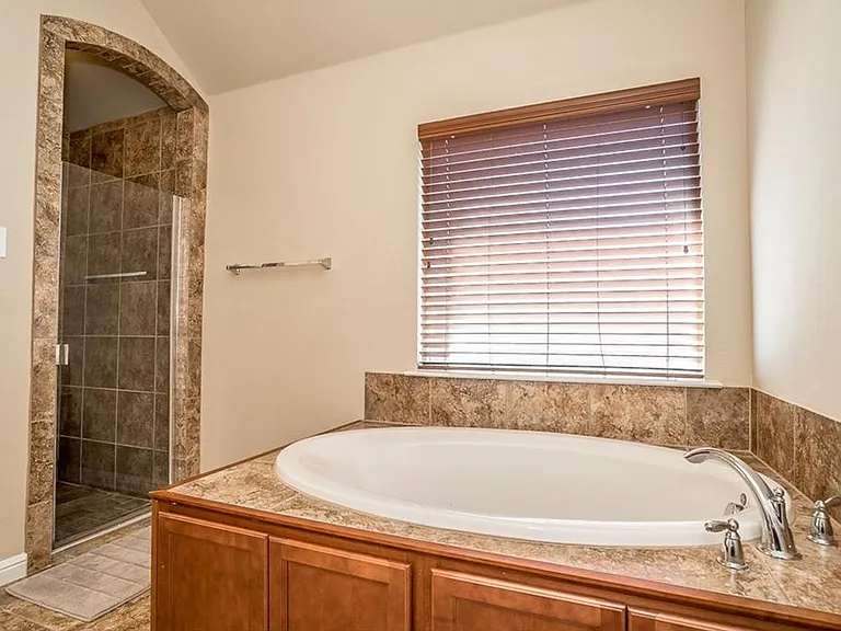 1405 Nightingale Dr — Photo 9