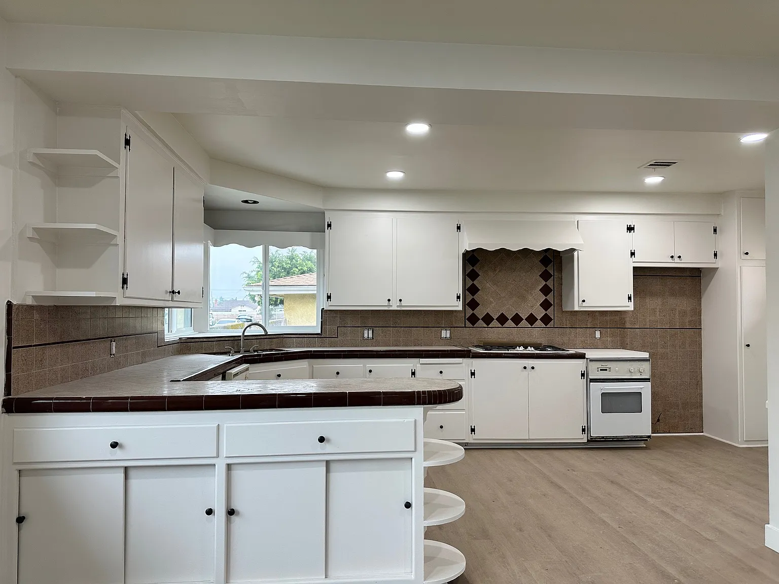 3 bed, 1126 sqft, $3,450 — Photo 3