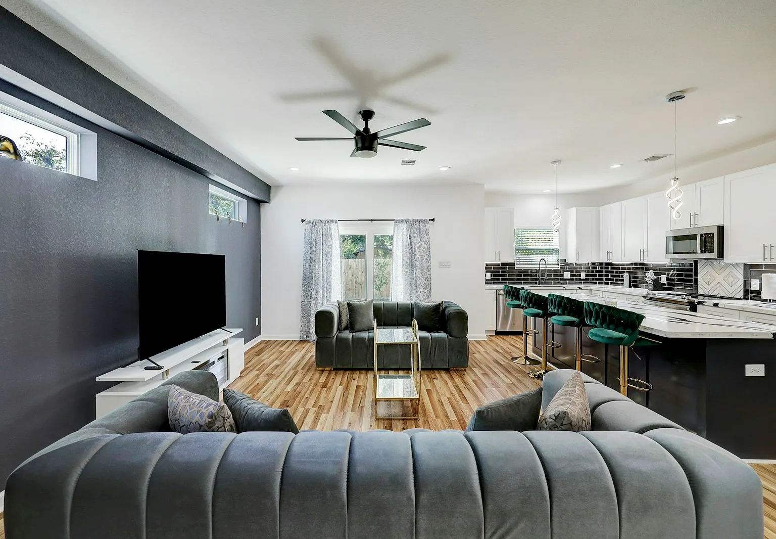 5126 Lyndhurst Drive, Unit B — Photo 3