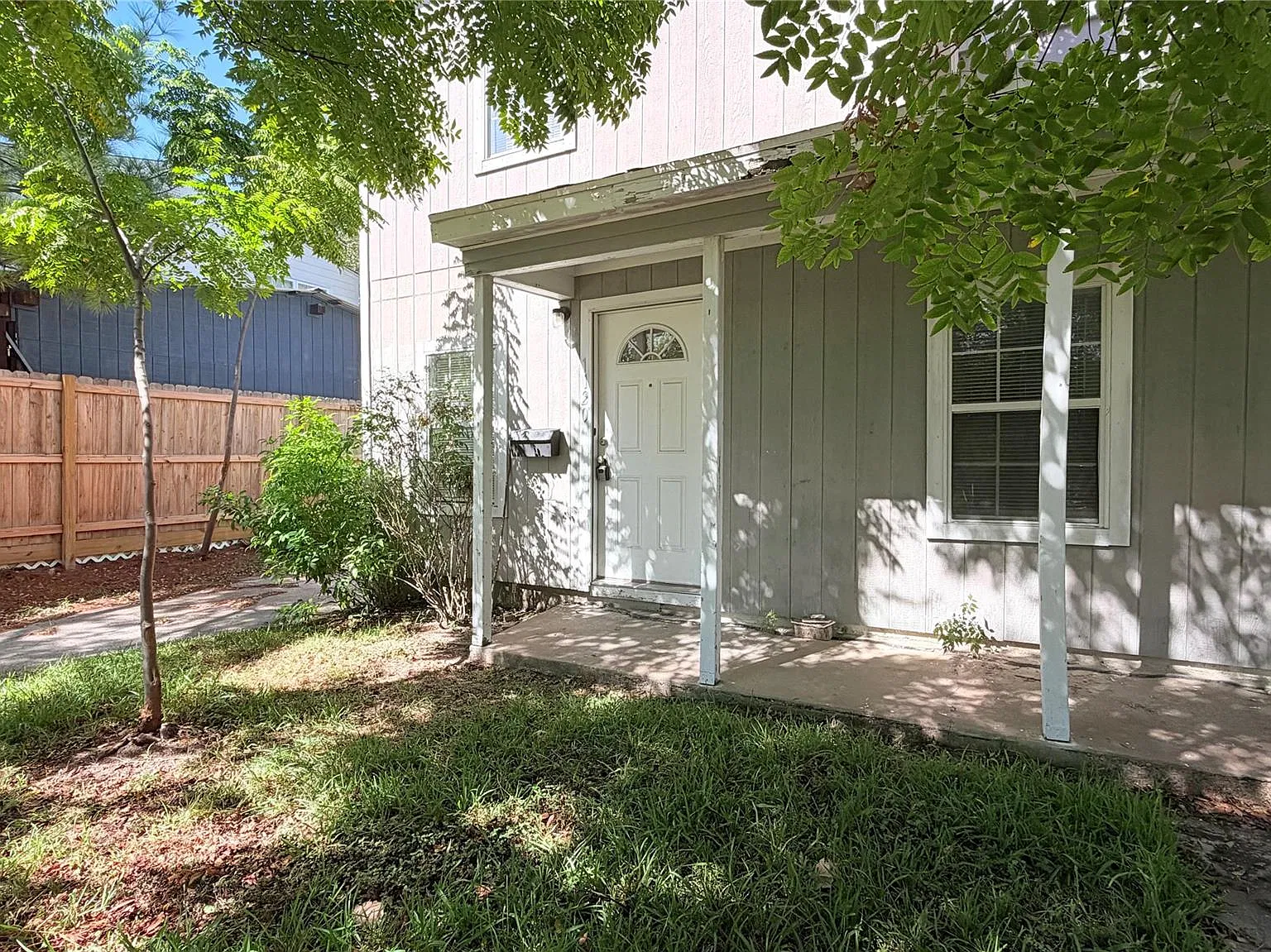 2 bed, 1.0 bath, 886 sqft, $1,050 — Photo 2