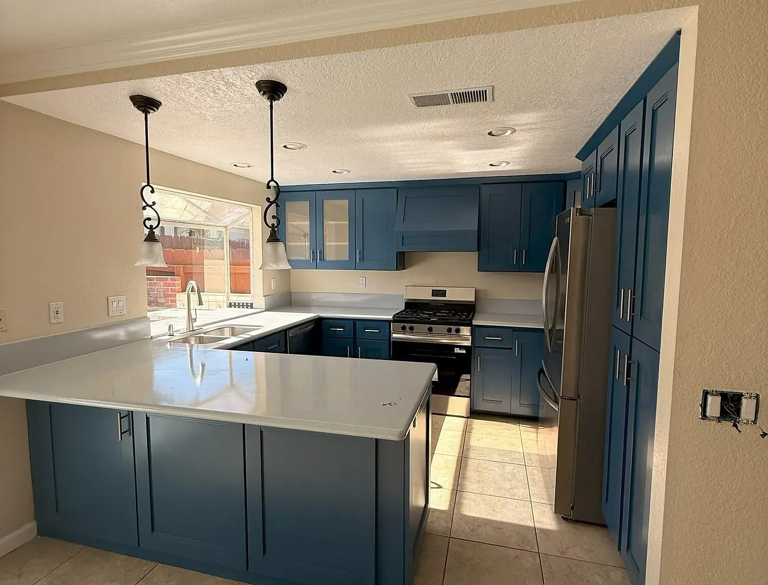 3 bed, 2.5 bath, 1408 sqft, $3,200 — Photo 4