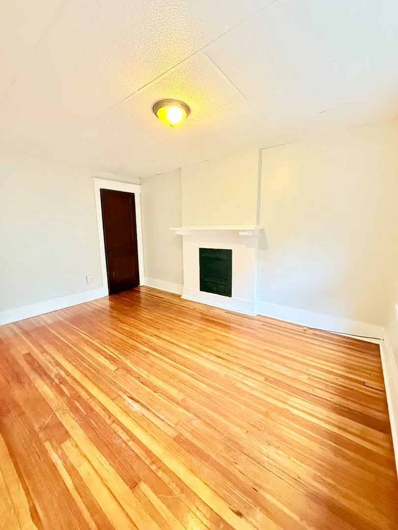 Laurel Ave — Photo 3