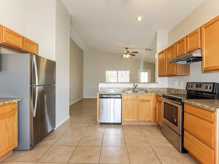 11005 W Frier Dr — Photo 7