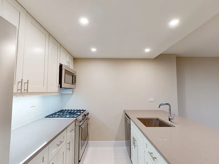 80 N Moore St #803H — Photo 3