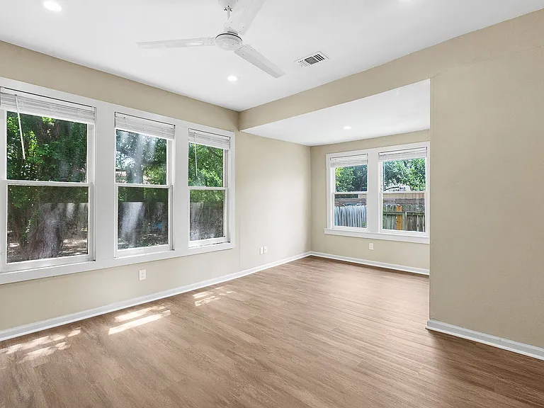 333 W Hutchison St — Photo 4