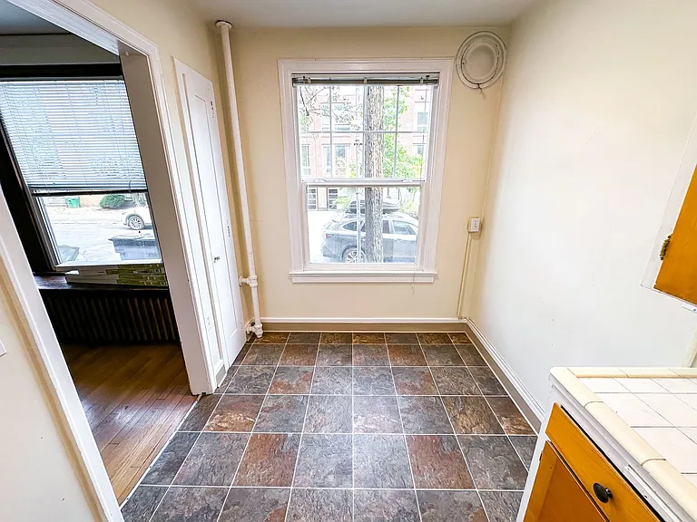 531 Malden Ave E — Photo 6