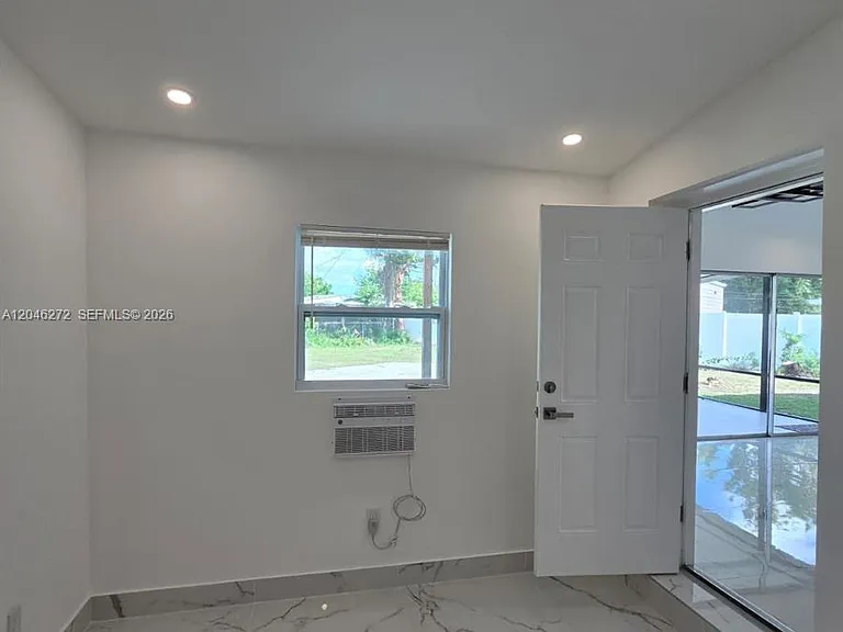 305 SE Airoso Blvd — Photo 27
