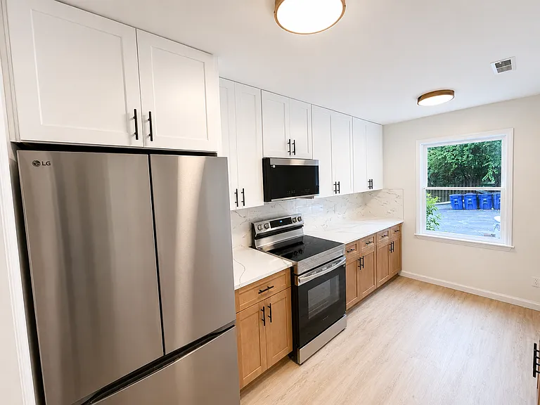 855 W 6th St #1 — Photo 2