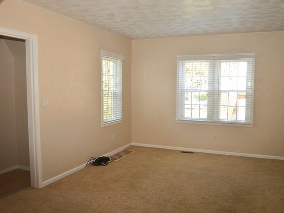 4th image of 1051 N Park Dr