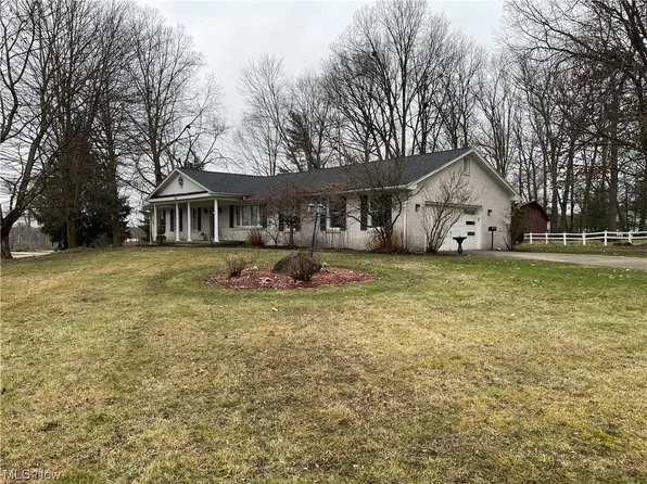 890 Royal Arms Dr, Girard, OH 44420