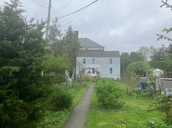 40 Congregational St, Bristol, RI 02809