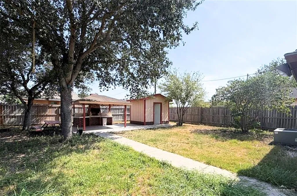 3 bed, 1.5 bath, 975 sqft, $1,200 — Photo 2