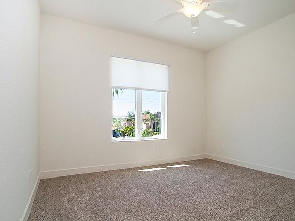 10 foot ceilings throughout