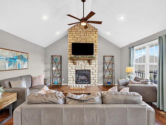 4th image of 1007 E Highview Drive