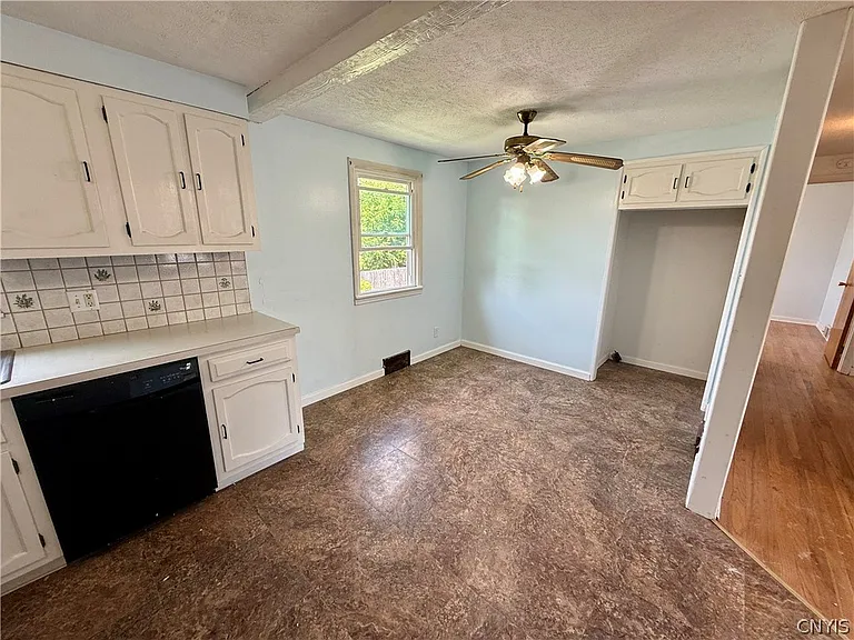 111 Deborah Dr — Photo 8