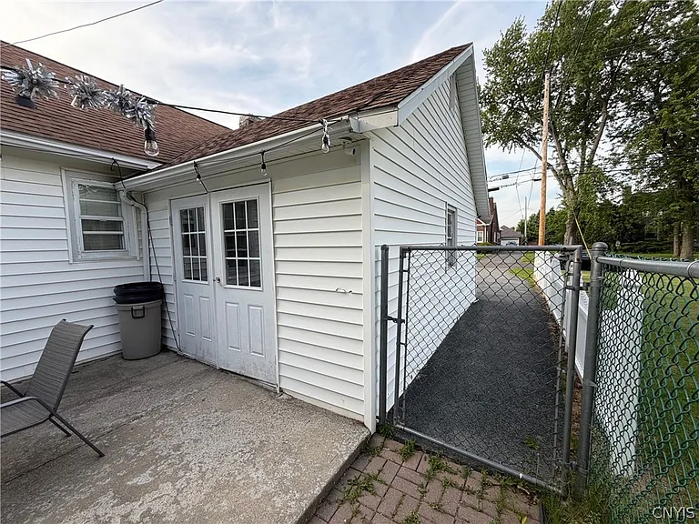 902 James St — Photo 8