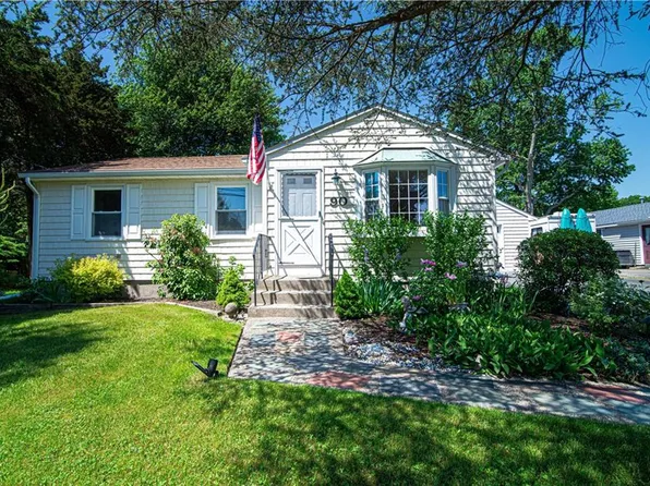90 Grassy Plain Rd E, Riverside, RI 02915