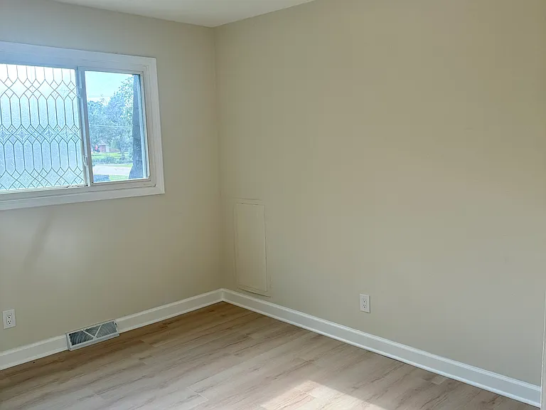 West Bedroom 4/4