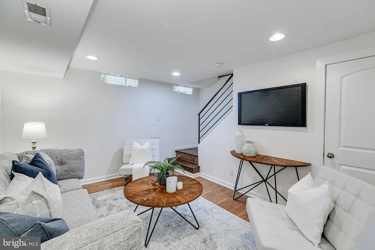 3 bed, 2.5 bath, 2200 sqft, $1,450 — Photo 2