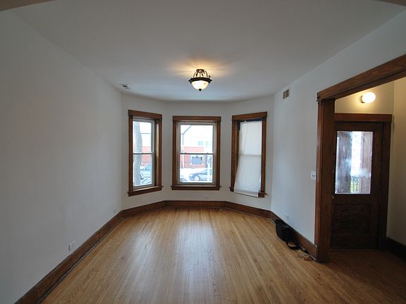 3rd image of 871 N Francisco Ave #2