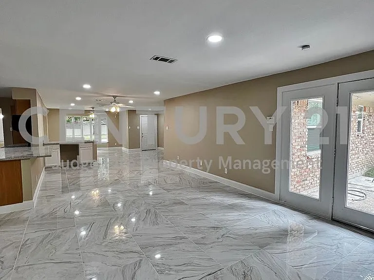 1914 W Northgate Dr — Photo 10