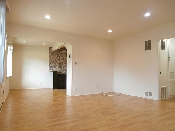 5th image of 14227 Moorpark St