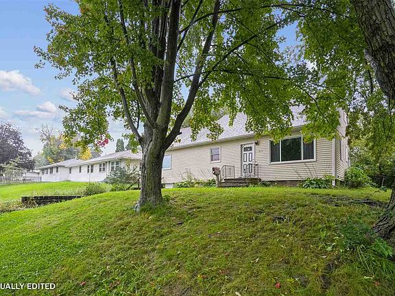 3rd image of 1425 Douglas Ct