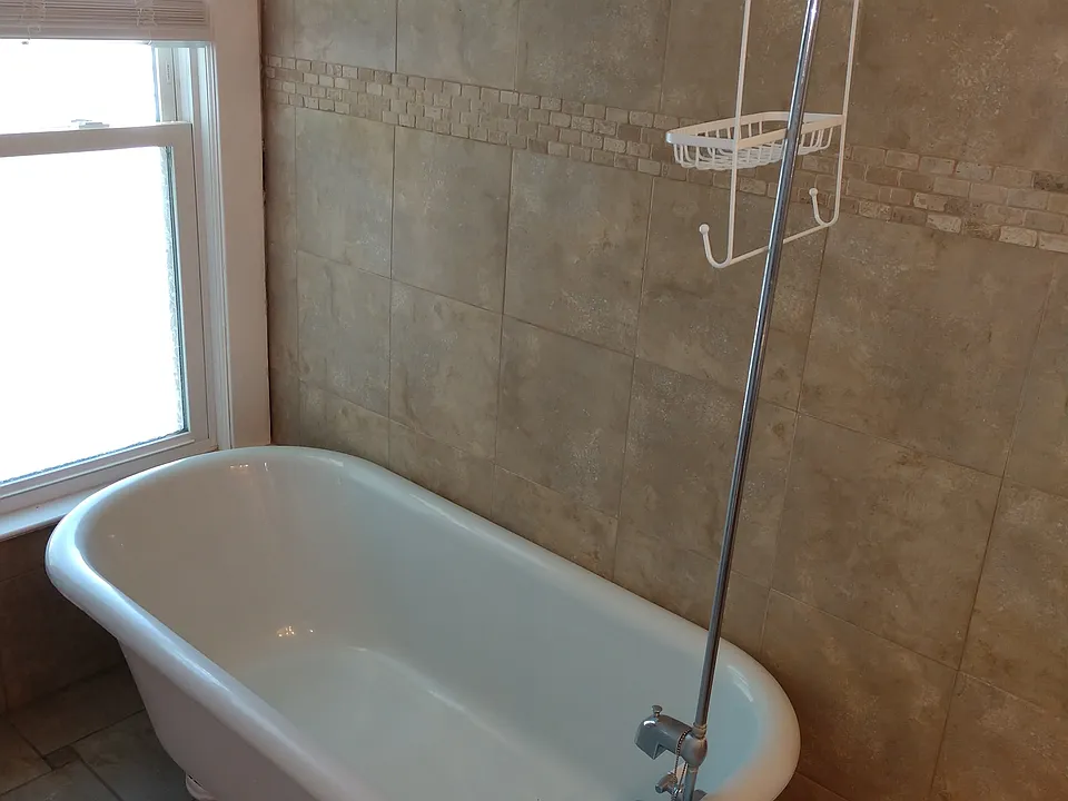 Claw foot bath tub
