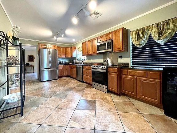 2nd image of 5881 Bellaire Dr