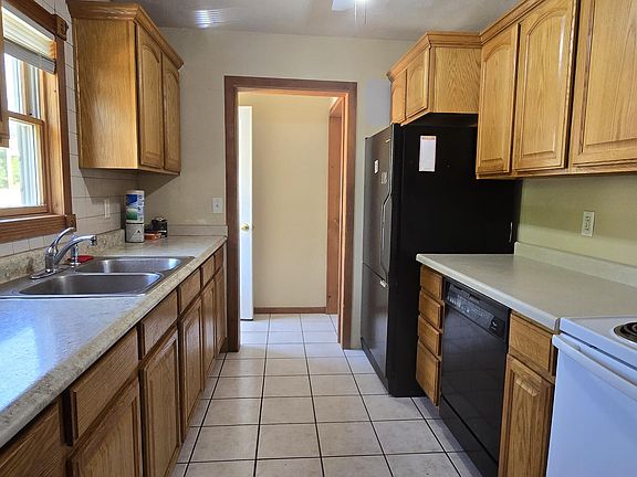 3rd image of 546 4th Ave W