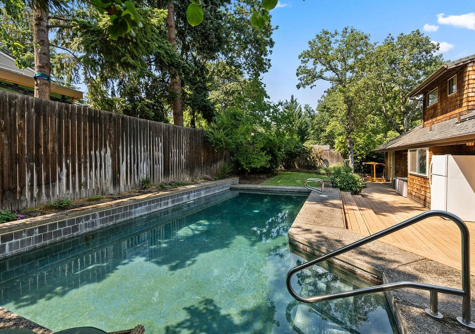 Lovely 3-bedroom home, Inground pool and lounge area!! — Photo 4