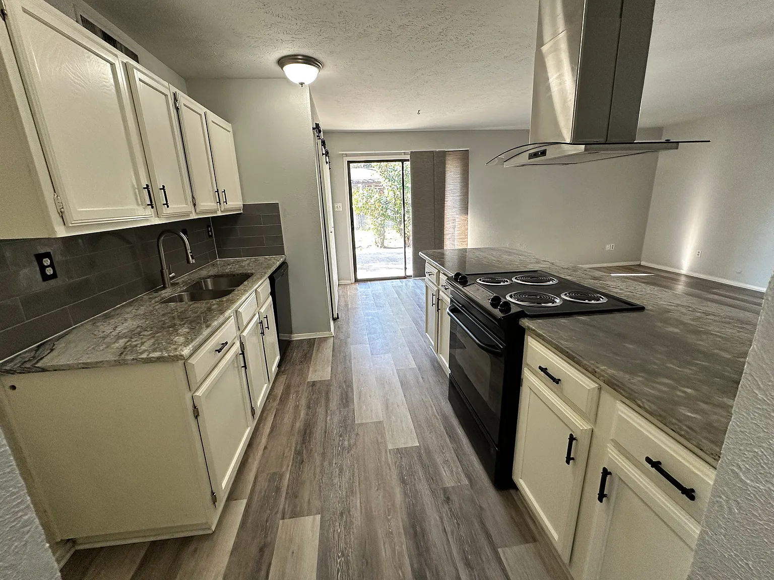 3 bed, 1250 sqft, $2,100 — Photo 2