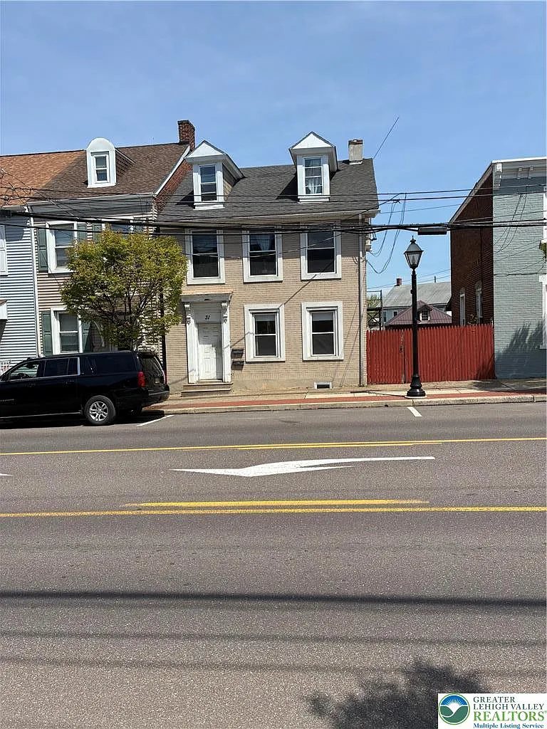 Building Photo - 31 W Main St