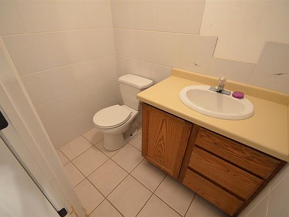 5th image of 879 Hemlock Dr