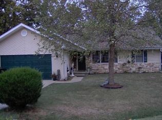 205 Lands End Rd, Hillsboro, IL 62049