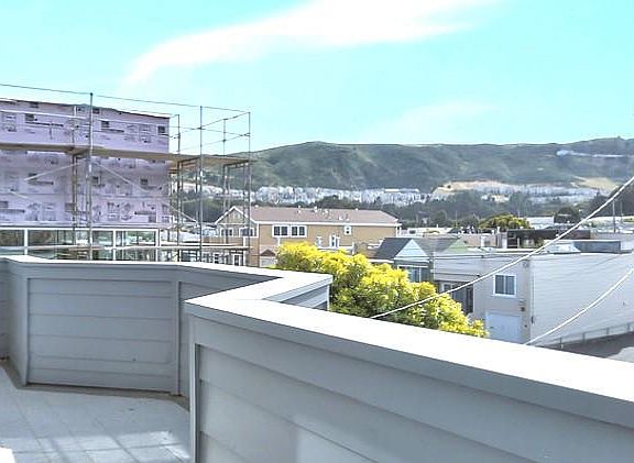 4th image of 123 Oriente St