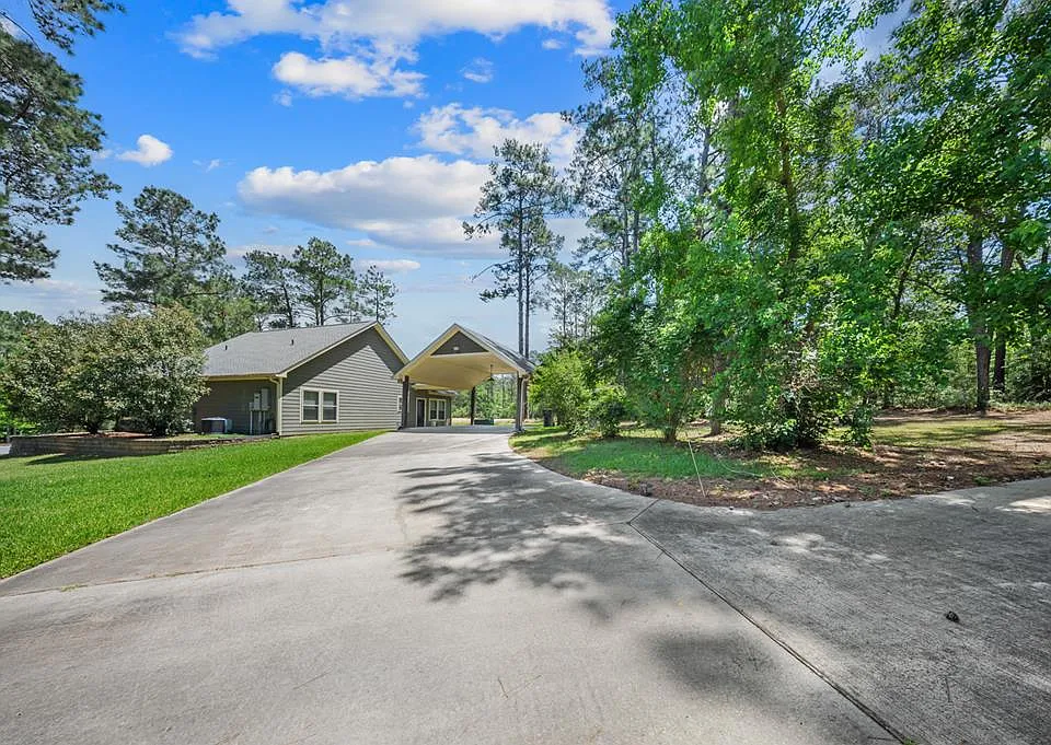 210 Shoreline Dr