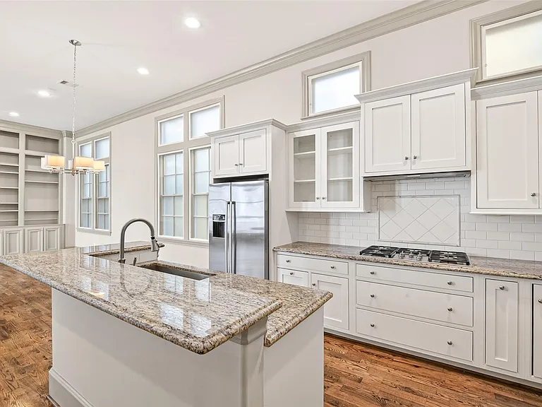 308 W Bell St — Photo 24