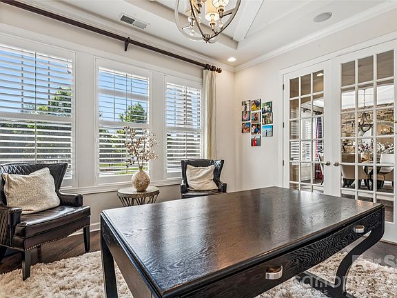 5th image of 656 Avonmore Dr