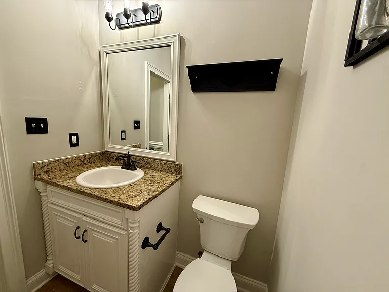 633 Dunrobin Ln — Photo 10