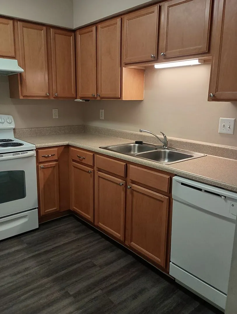 185 - COUNTRY VIEW APARTMENTS — Photo 3