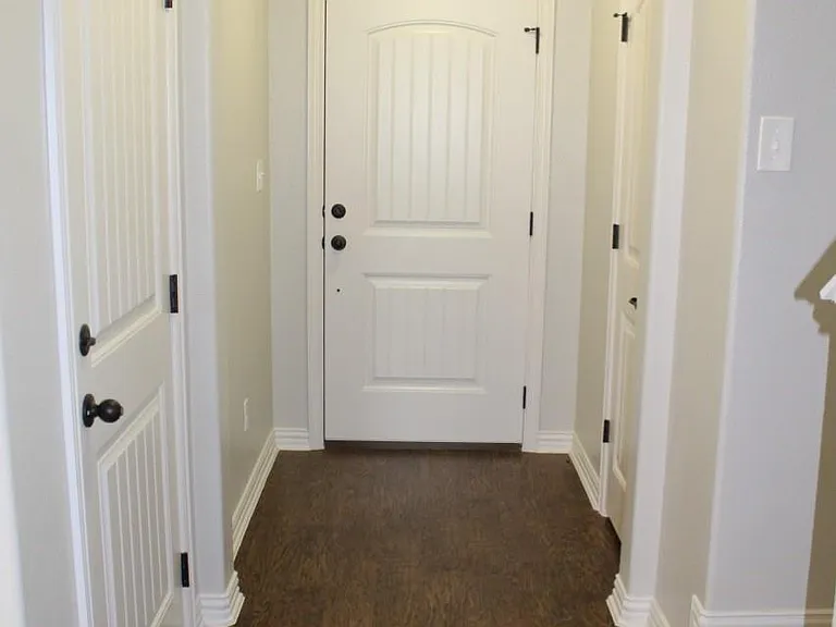212 W Lake St — Photo 2