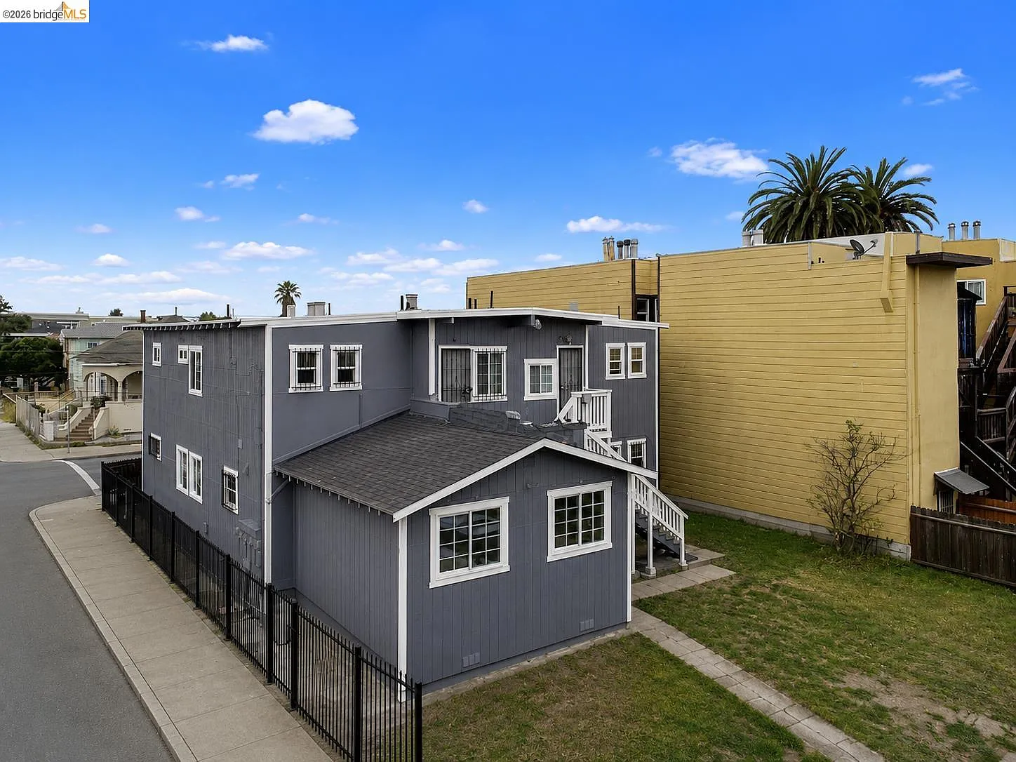 3 bed, 900 sqft, $2,495 — Photo 3